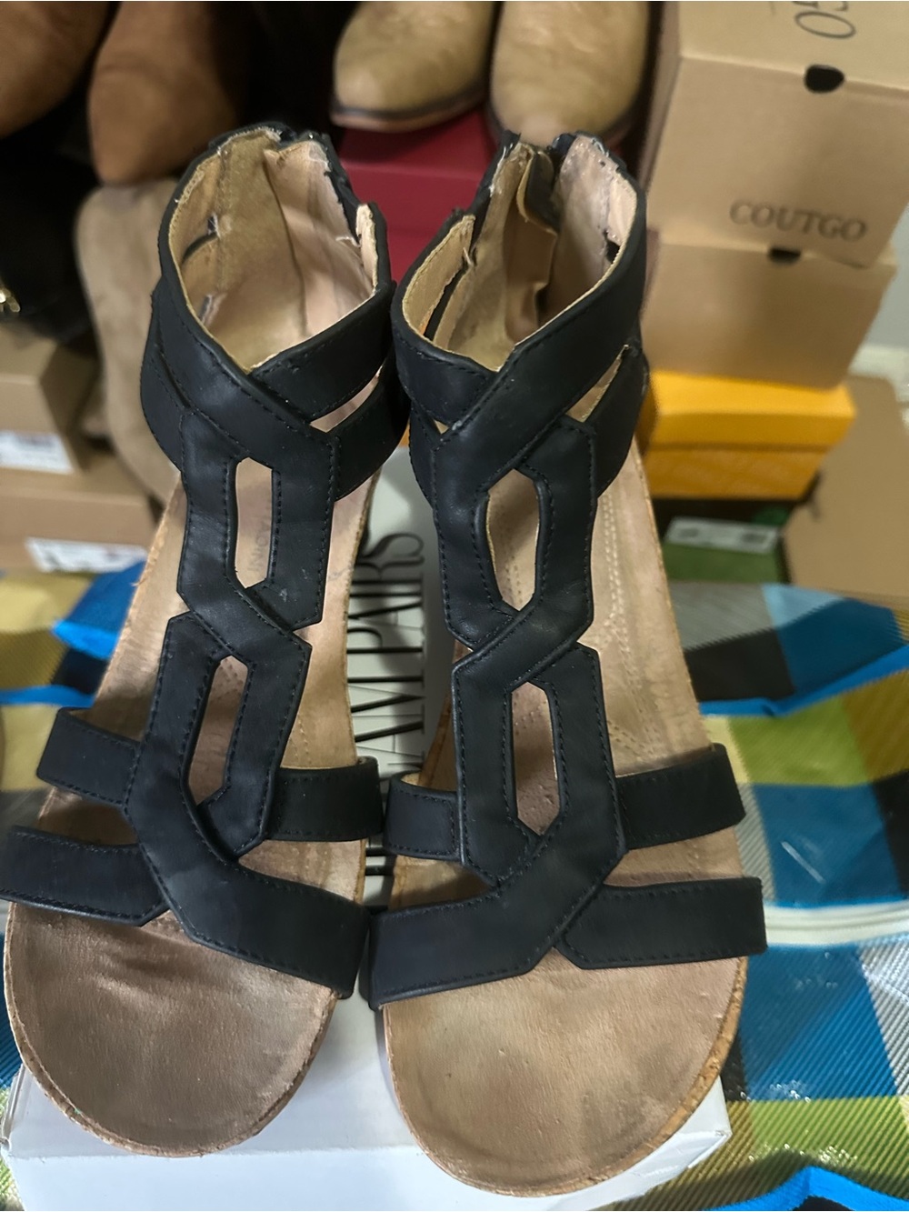Source Unknown Black Cutout T-Strap Women's Sandals